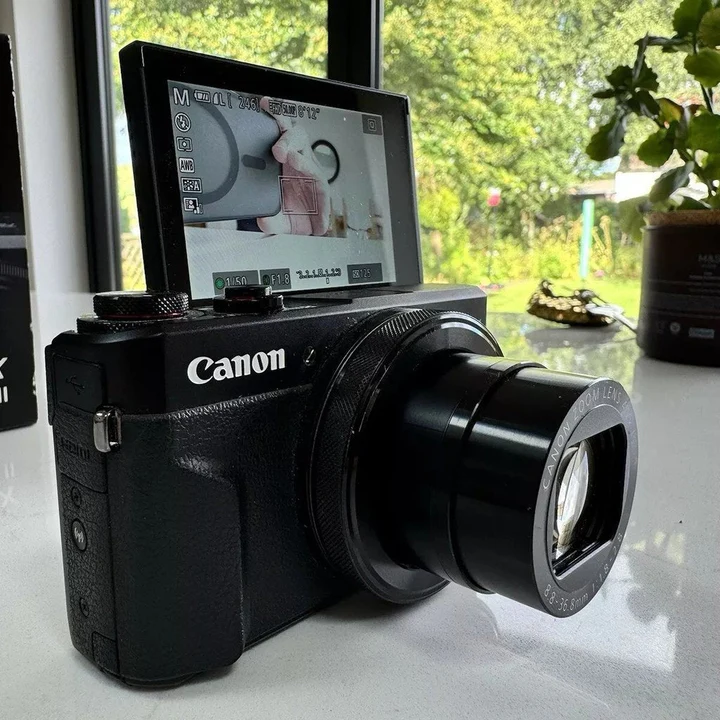 🎀 Pre-owned camera Hot  Black Digicam Compact Power with Pro Performance 🎀